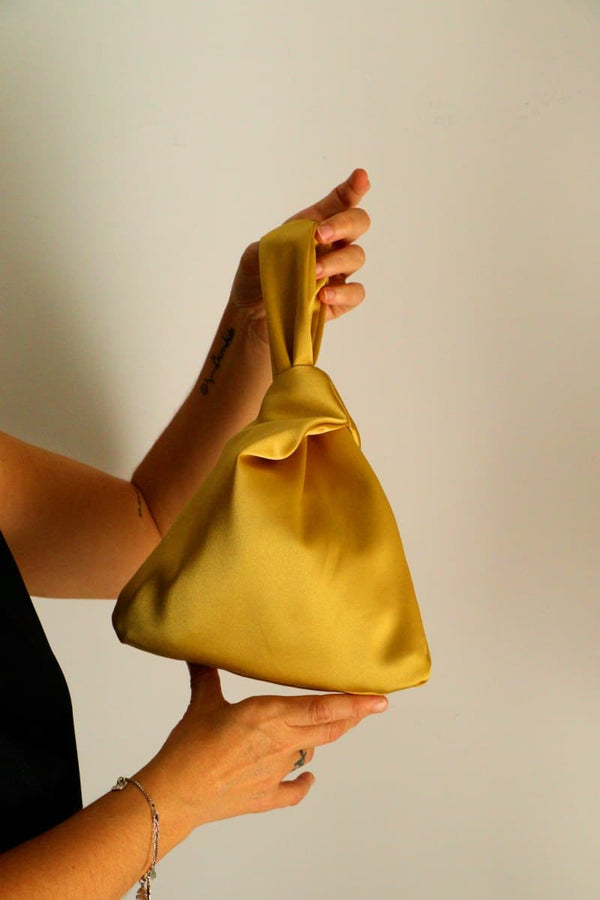 bolso dorado satén