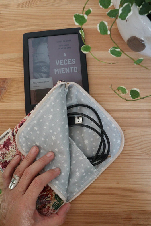 Bolsillo interior para cargador 