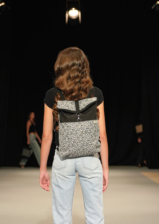 mochila con mosqueton de seguridad